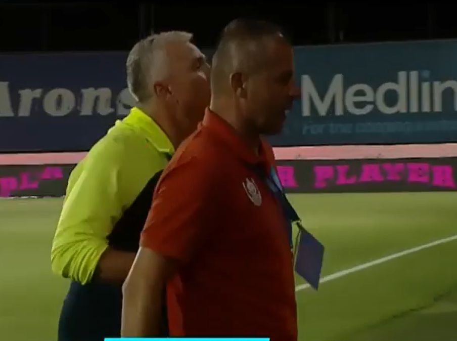 Dan Petrescu, reacție nervoasă la pauza meciului CFR Cluj - Universitatea Craiova Captură Prima Sport