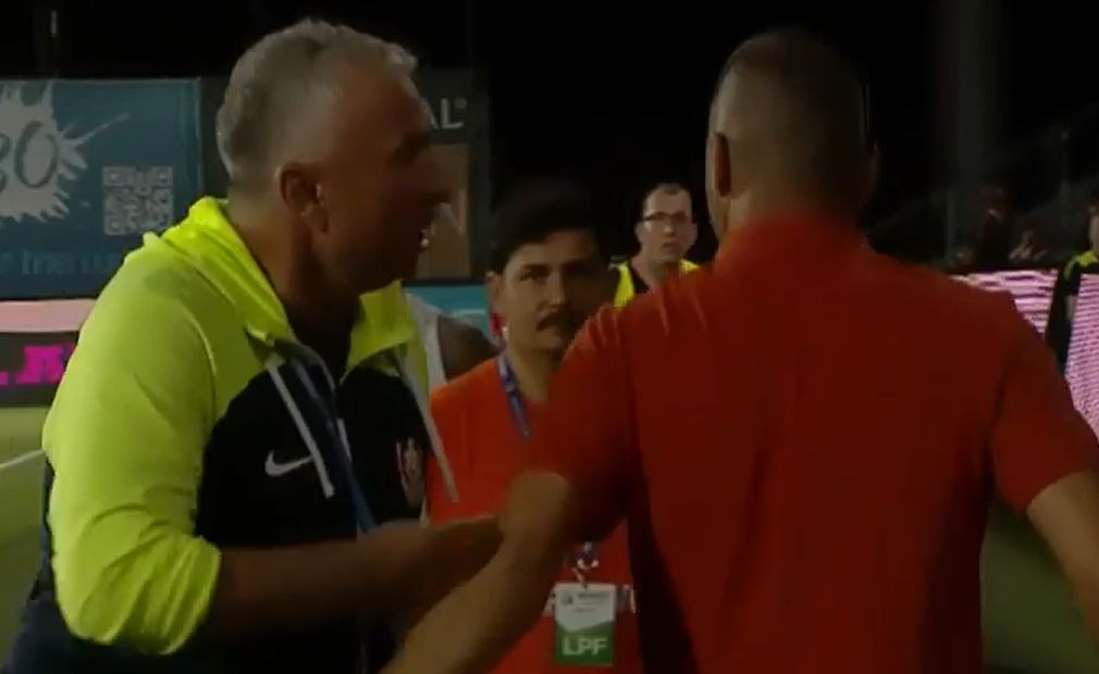 Dan Petrescu, reacție nervoasă la pauza meciului CFR Cluj - Universitatea Craiova Captură Prima Sport