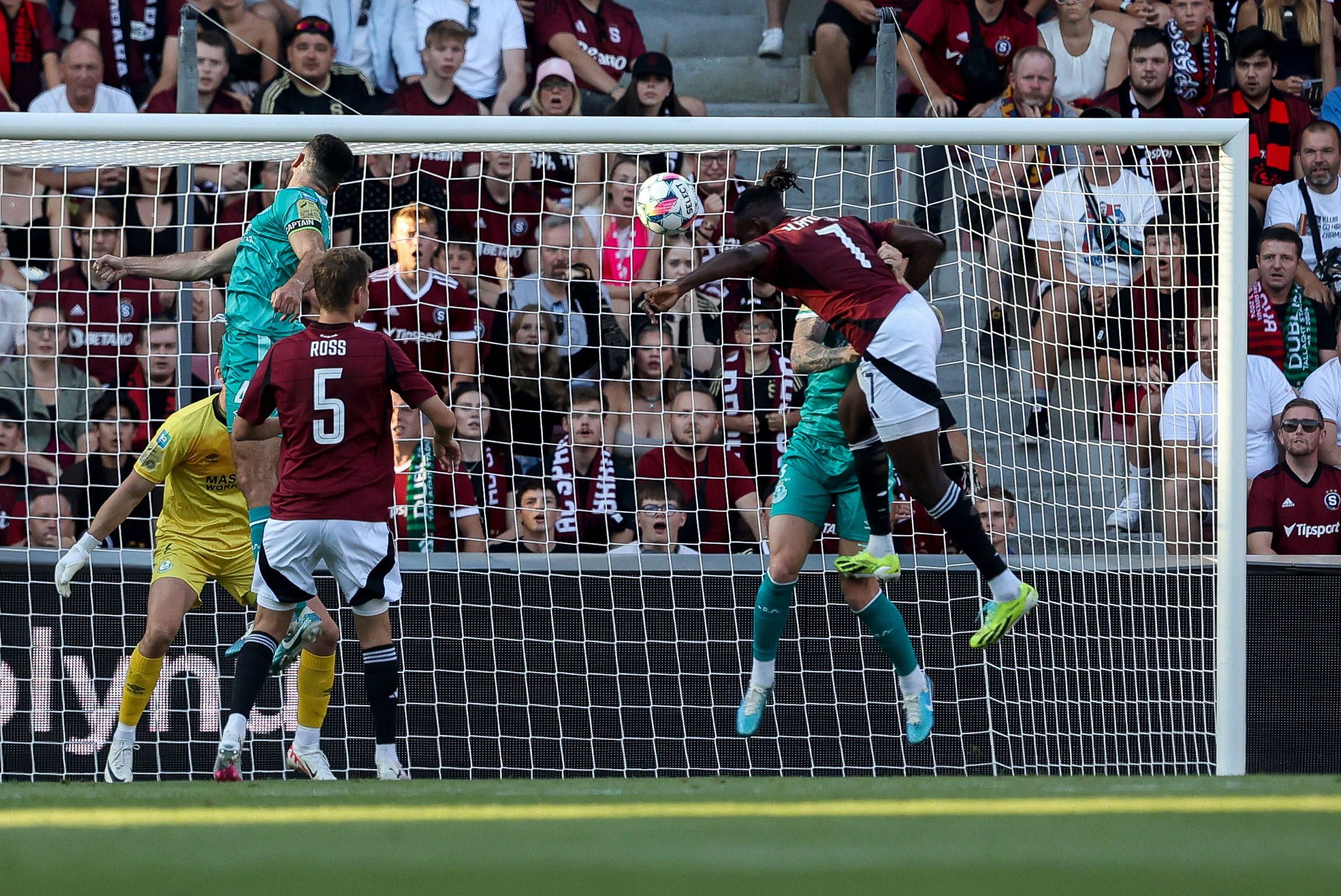 Golul cu capul marcat de Olatunji la 4-2 cu Shamrock Foto: Imago