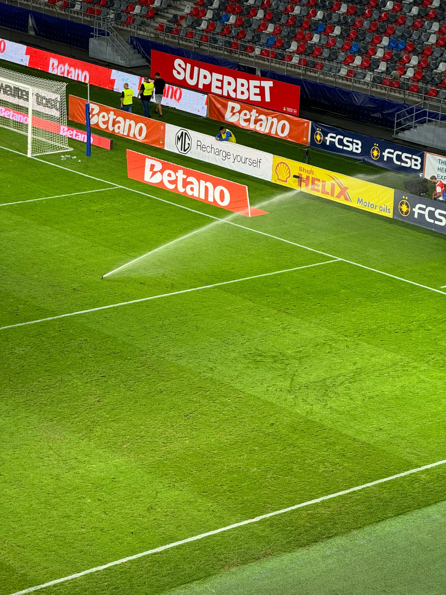 Gazonul la pauza meciului FCSB - Farul