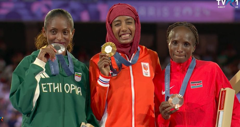 Tigst Assefa (Etiopia, argint), Sifan Hassan (Olanda, aur) și Hellen Obiri (Kenya, bronz)