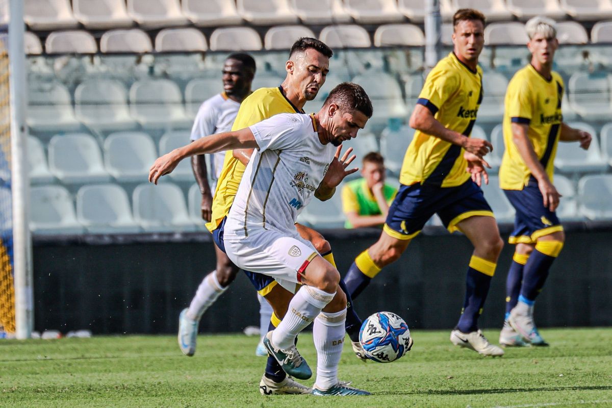 Răzvan Marin, în tricoul alb al lui Cagliari Foto: Imago