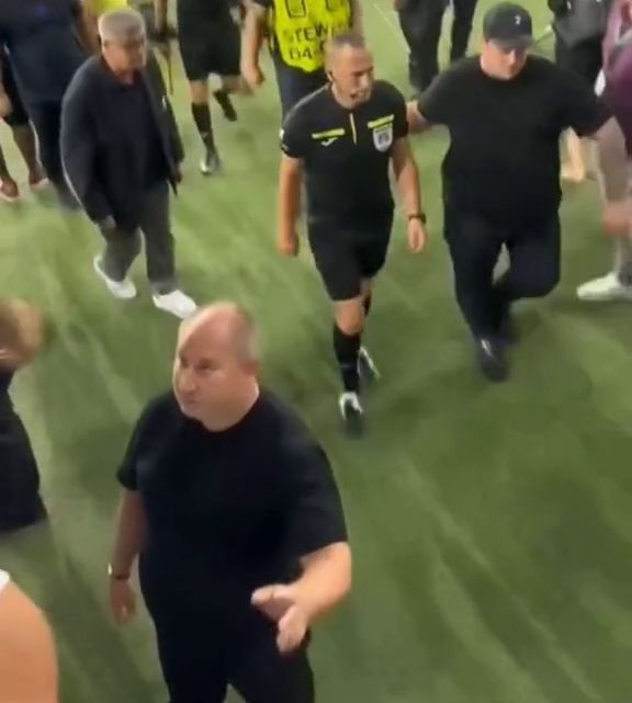 Arbitrul Coza, stropit de un fan după FCSB - Poli Iași