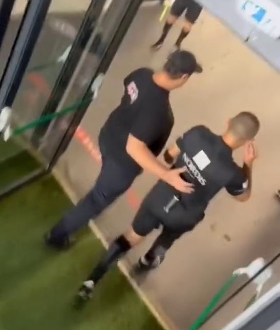 Arbitrul Coza, stropit de un fan după FCSB - Poli Iași