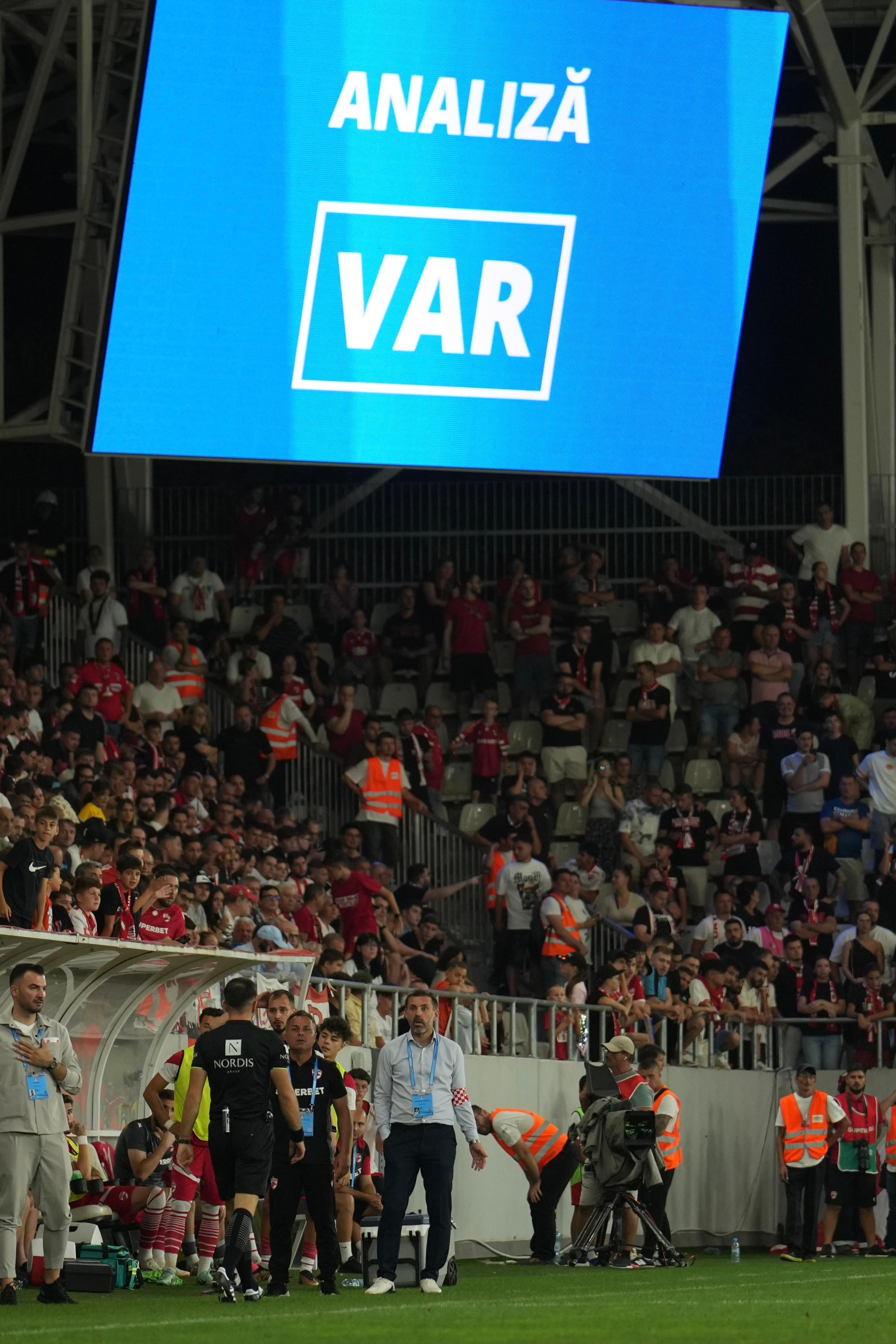 Dinamo - U Craiova (meci)