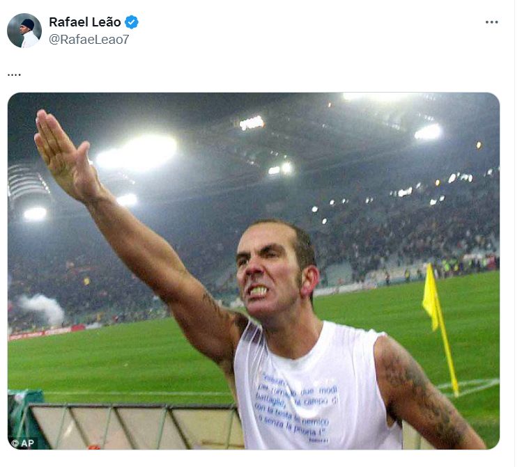 ControverSĂ  Rafa Leao răspunde criticilor lui Di Canio cu o  fotografie  în care fostul fotbalist face salutul fascist