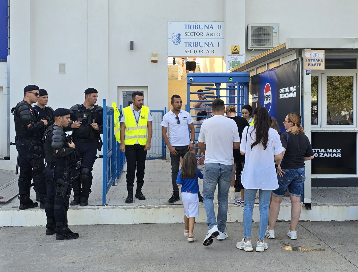 Liniște la intrarea în tribune