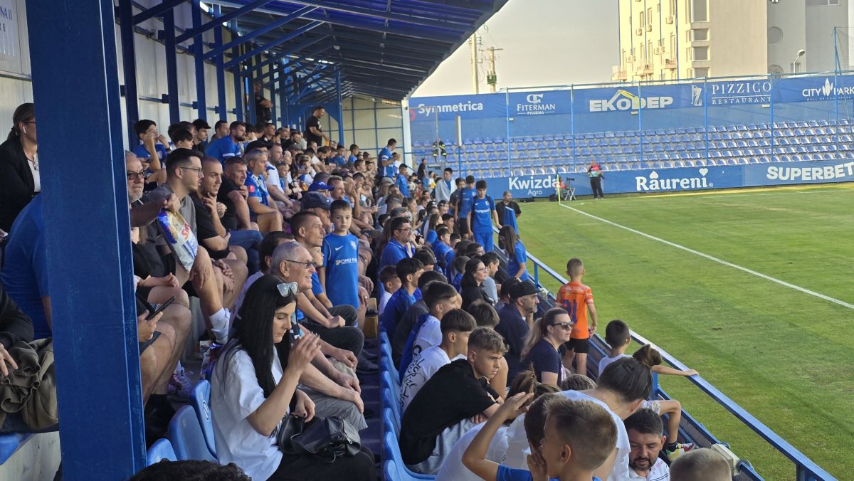 O parte a tribunei a 2-a, plină. Cu mulți copii