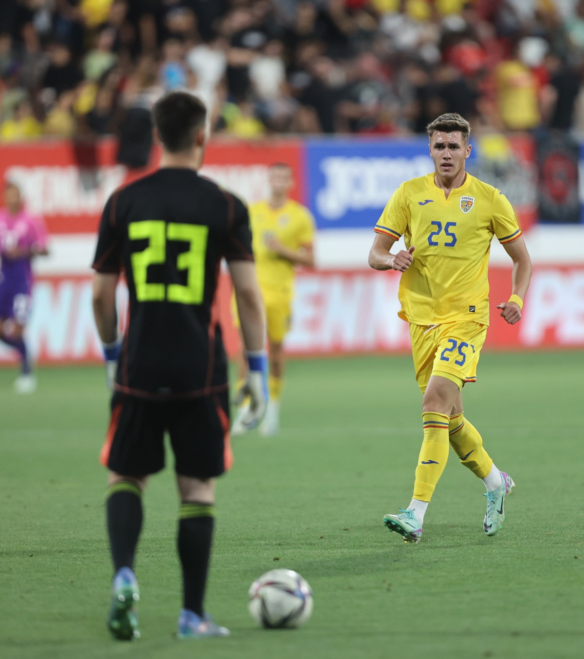 Dennis Seimen, la Arad, în fața lui Alexandru Stan Foto: Sport Pictures