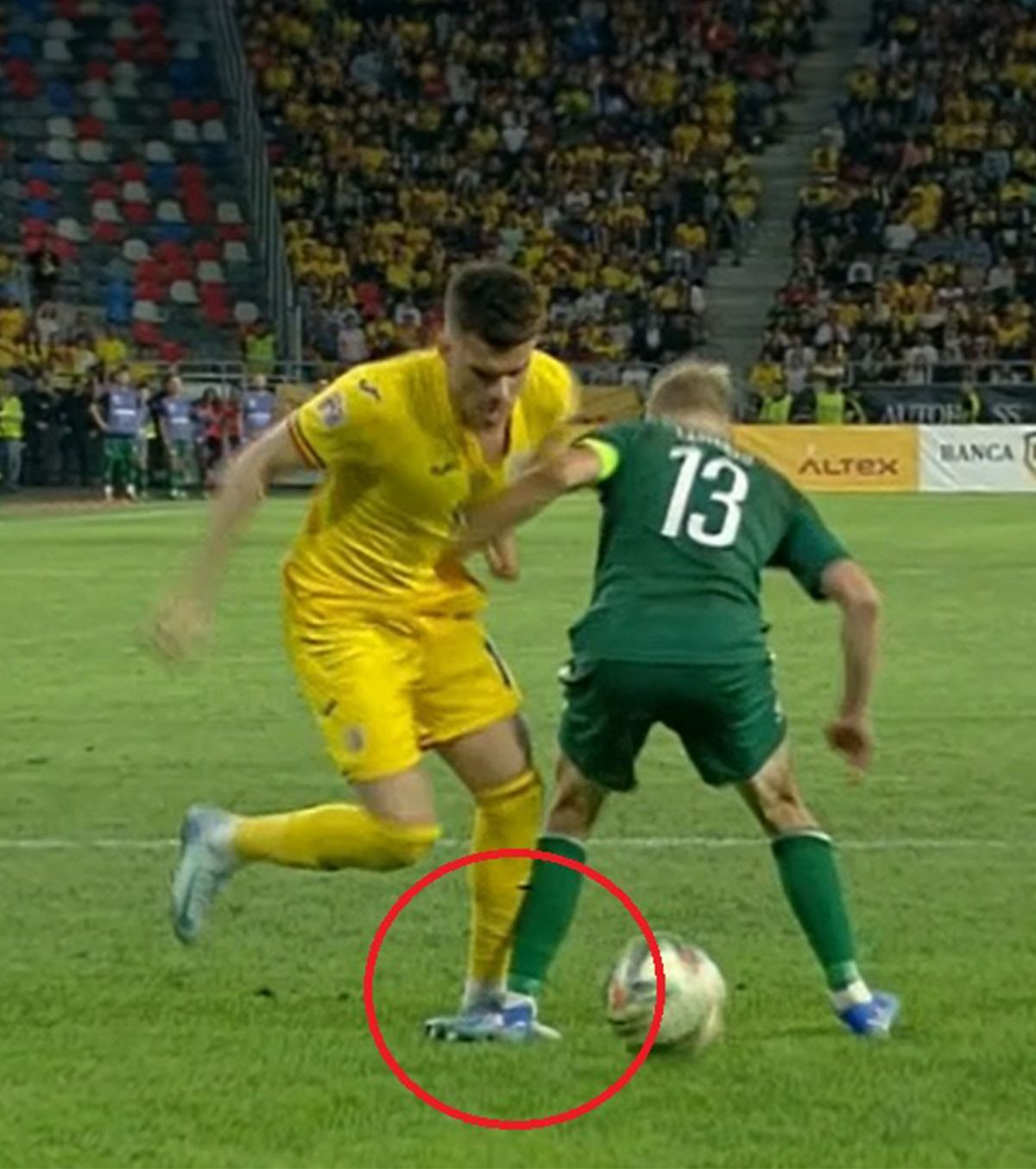 VAR tricolorDouă faze cruciale judecate de arbitrajul video &icirc;n favoarea Rom&acirc;niei! Cum am ajuns de la eșec la victorie &icirc;n numai 6 minute