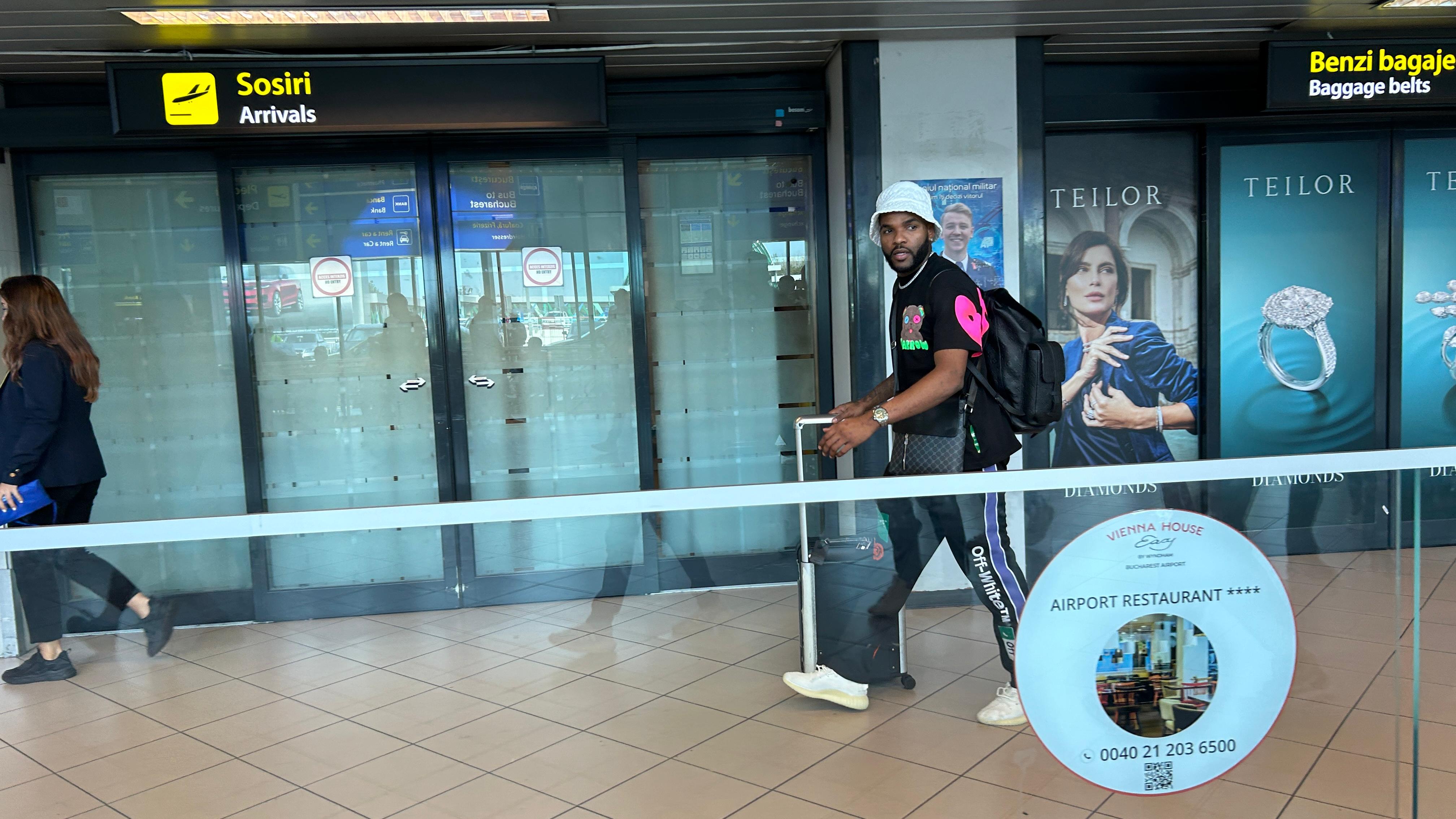 Aaron Boupendza a venit în România să semneze cu Rapid