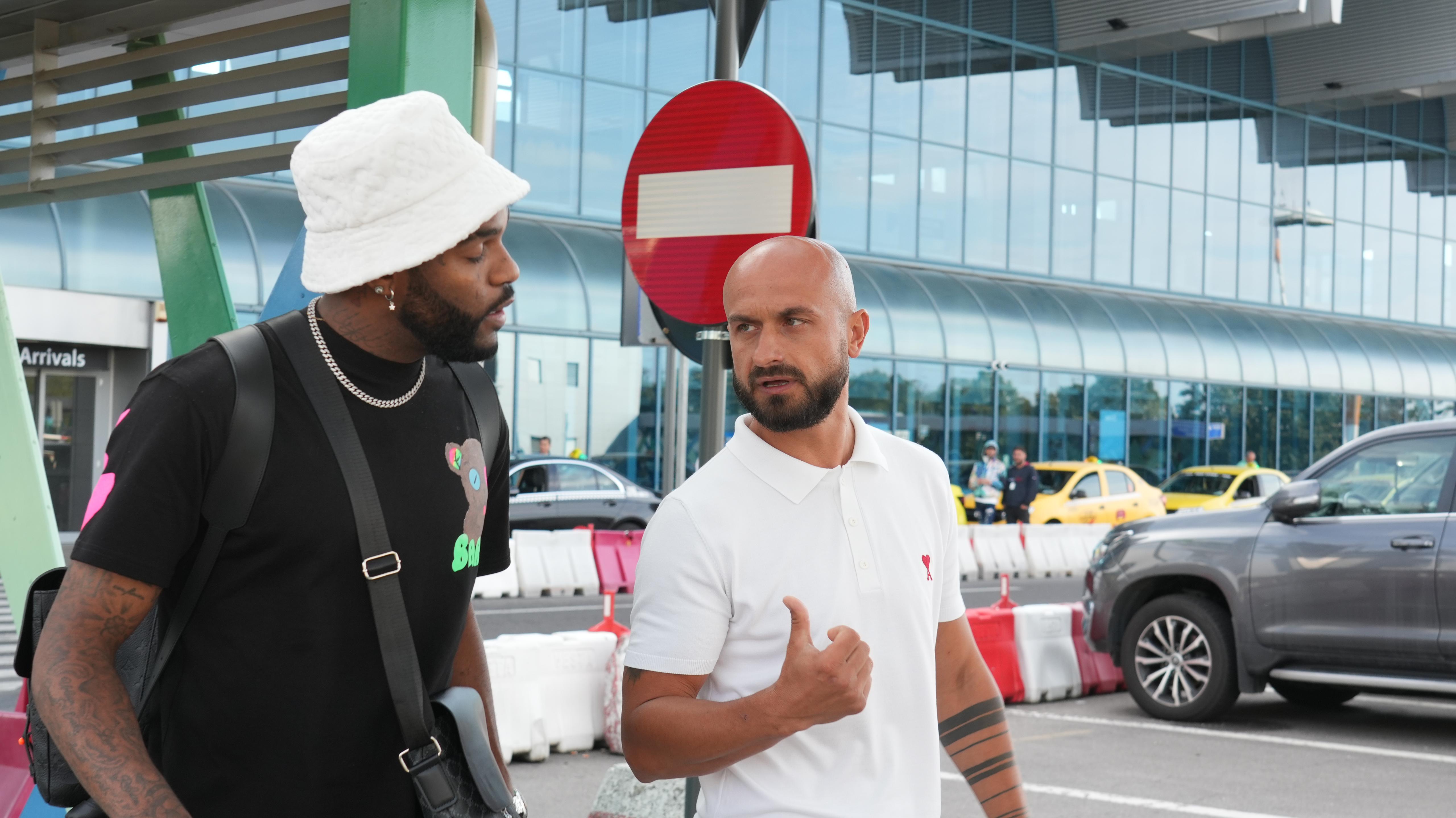 Aaron Boupendza a venit în România să semneze cu Rapid (2).jpeg
