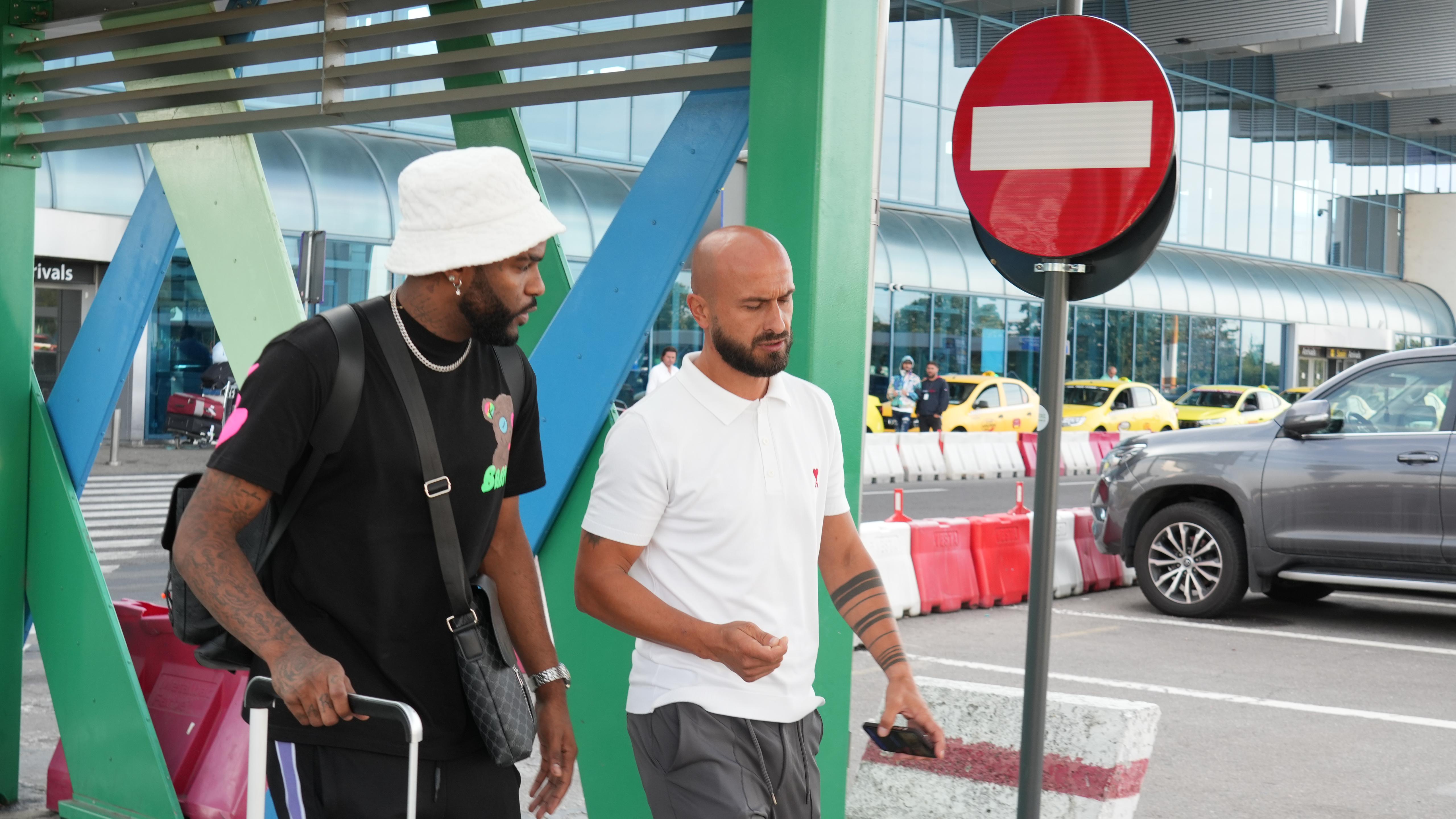 Aaron Boupendza a venit în România să semneze cu Rapid (3).jpeg