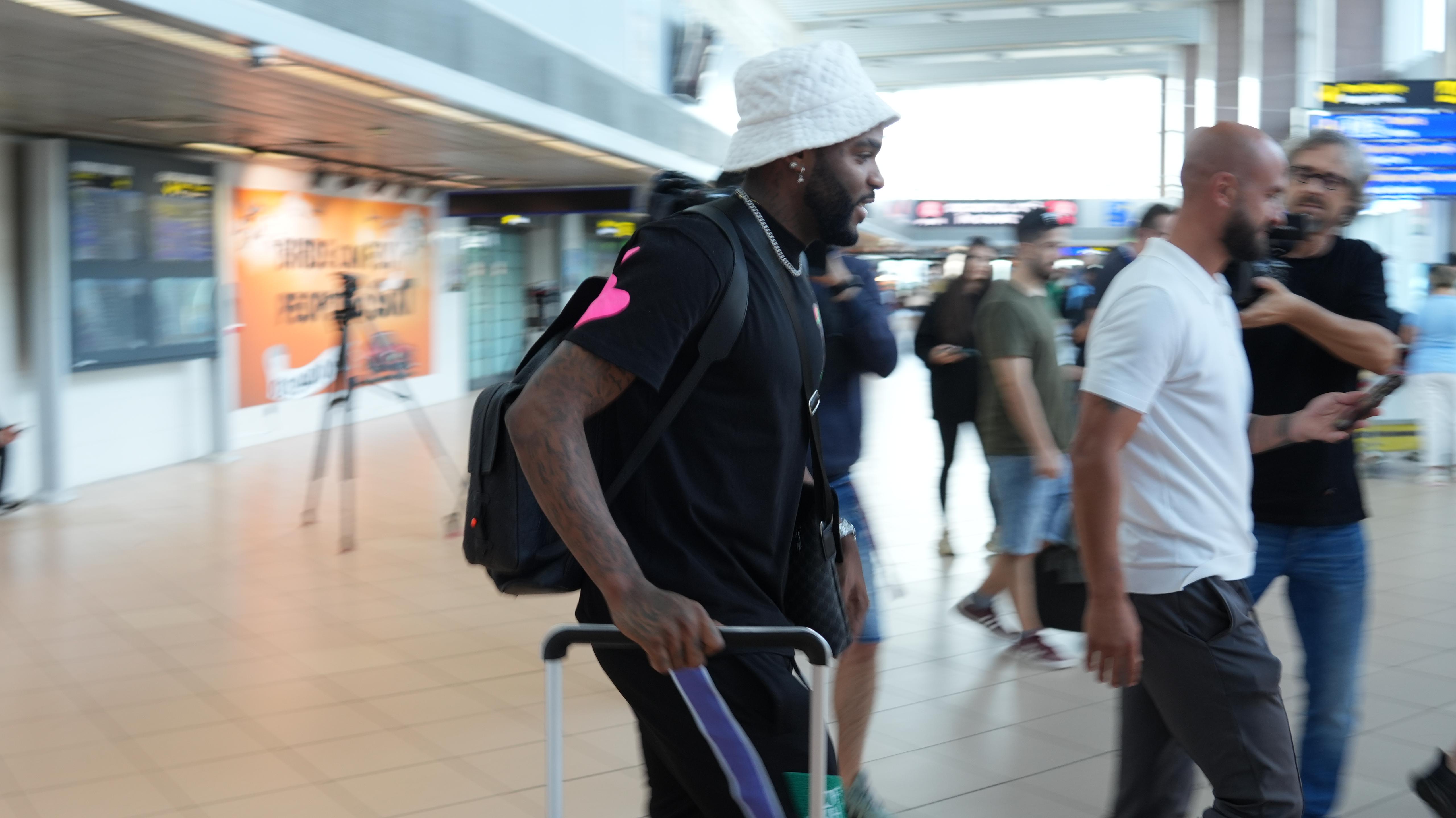Aaron Boupendza a venit în România să semneze cu Rapid (5).jpeg