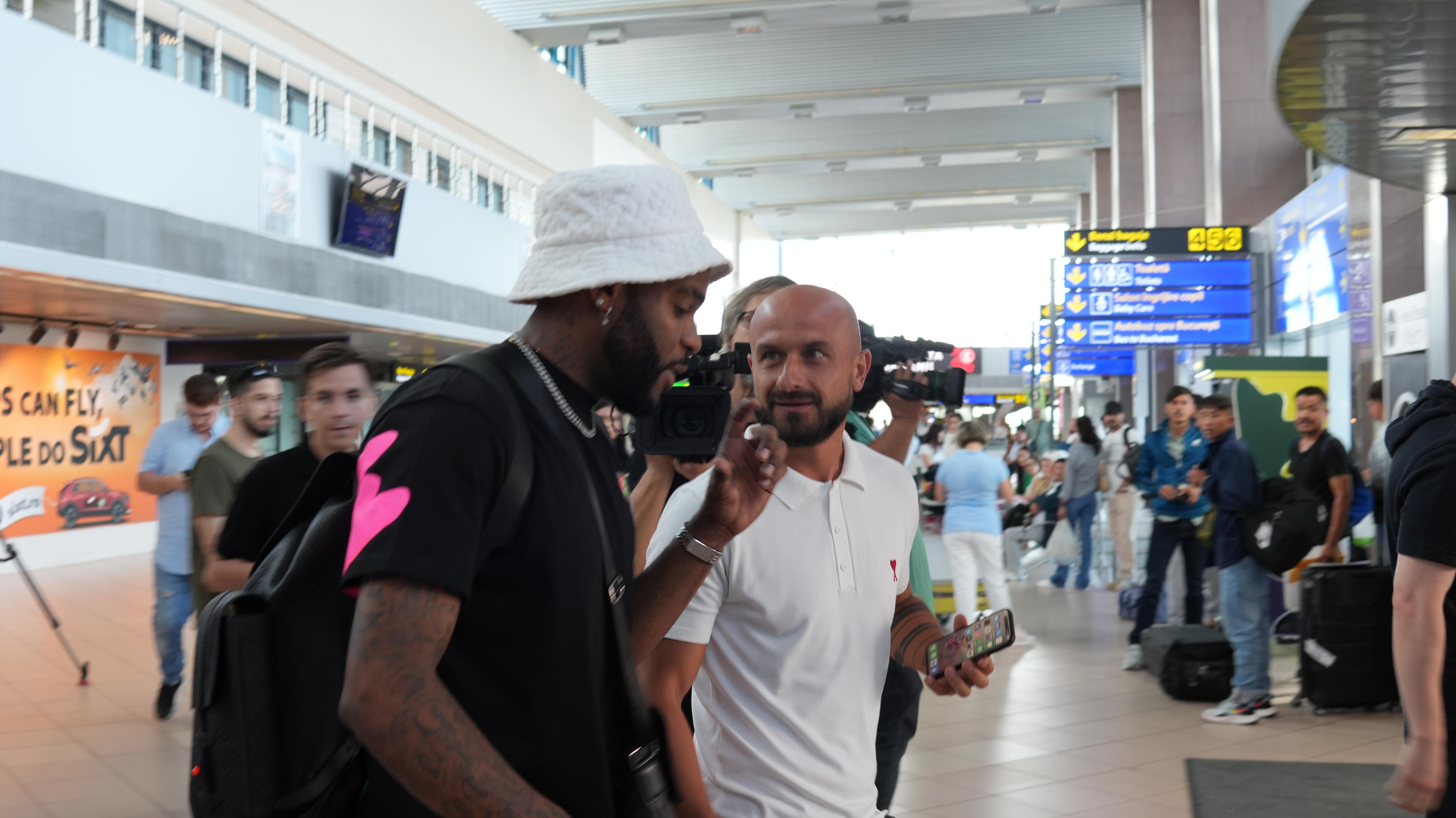 Aaron Boupendza a venit în România să semneze cu Rapid (1).jpeg