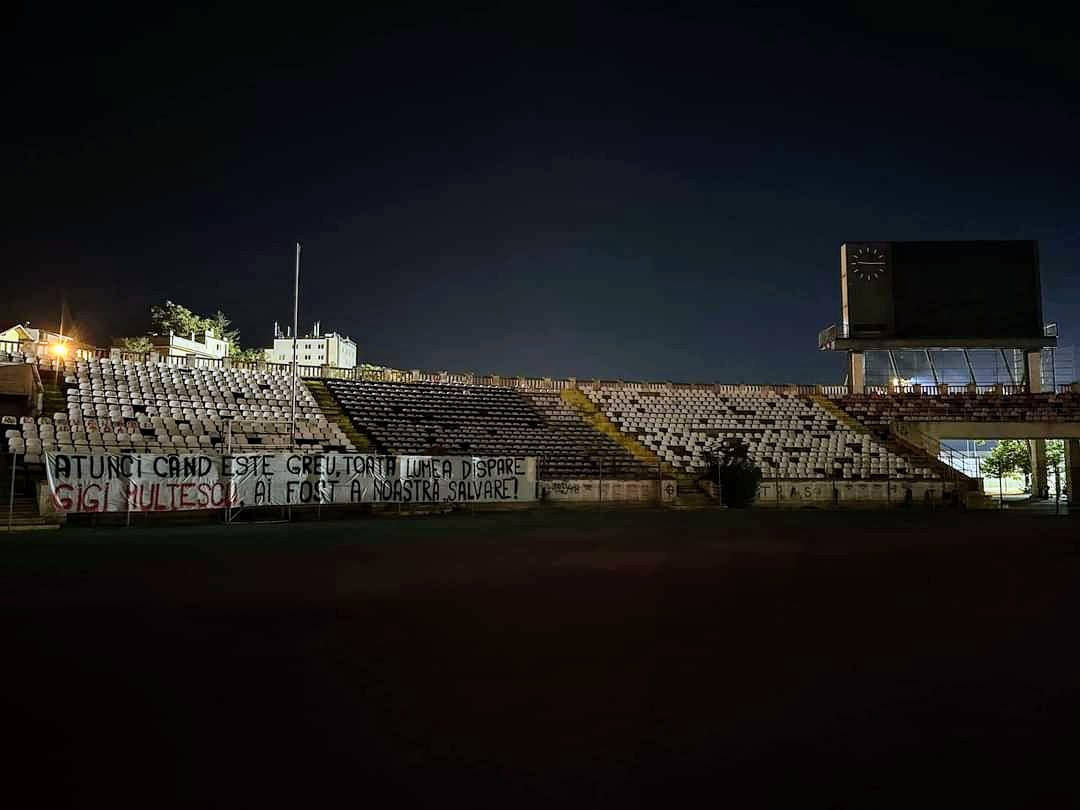 „Atunci când este greu, toată lumea dispare, Gigi Mulțescu, ai fost a noastră salvare” - Banner al grupului Panzer, azi, la stadionul Dinamo 