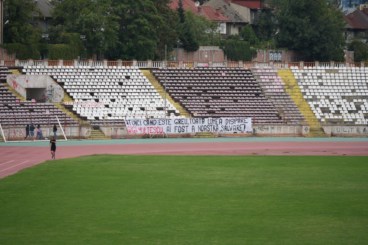 Bannerele dinamoviștilor în memoria lui Gigi Mulțescu, la stadionul Dinamo FOTO GOLAZO (1).jpg