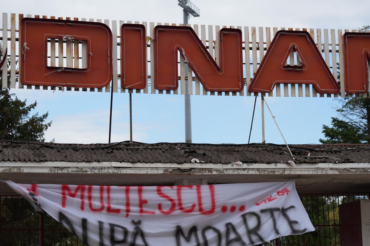 Bannerele dinamoviștilor în memoria lui Gigi Mulțescu, la stadionul Dinamo FOTO GOLAZO (3).jpg