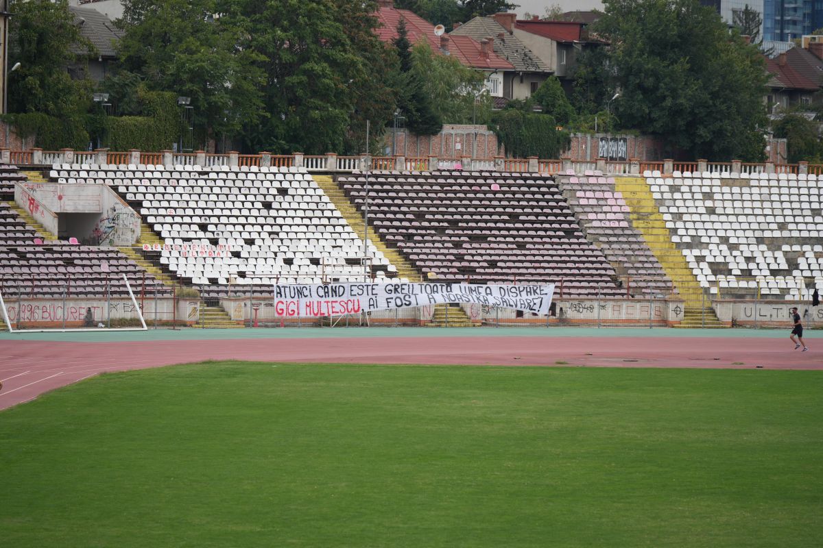 Bannerele dinamoviștilor în memoria lui Gigi Mulțescu, la stadionul Dinamo FOTO GOLAZO (5).jpg