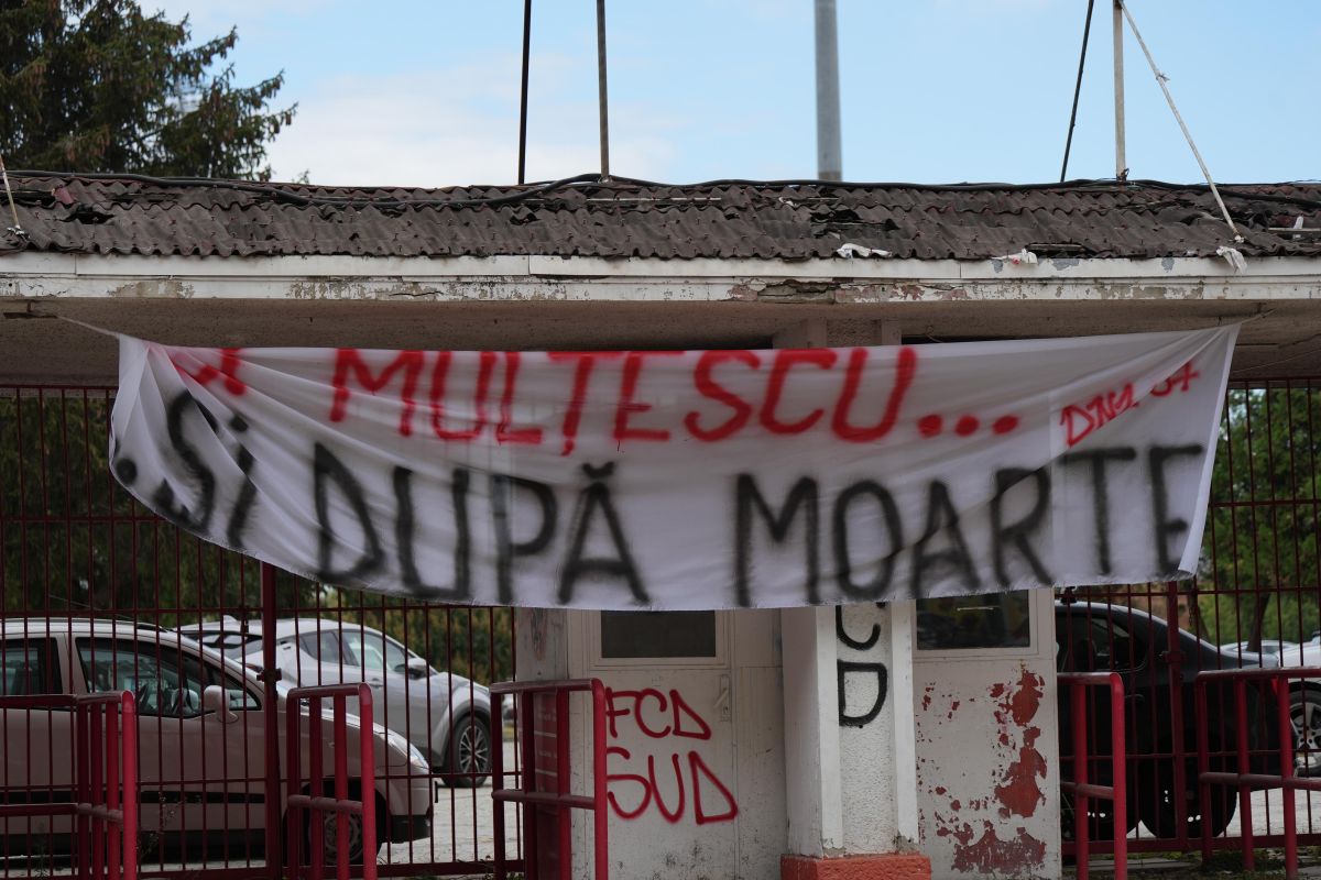 Bannerele dinamoviștilor în memoria lui Gigi Mulțescu, la stadionul Dinamo FOTO GOLAZO (7).jpg