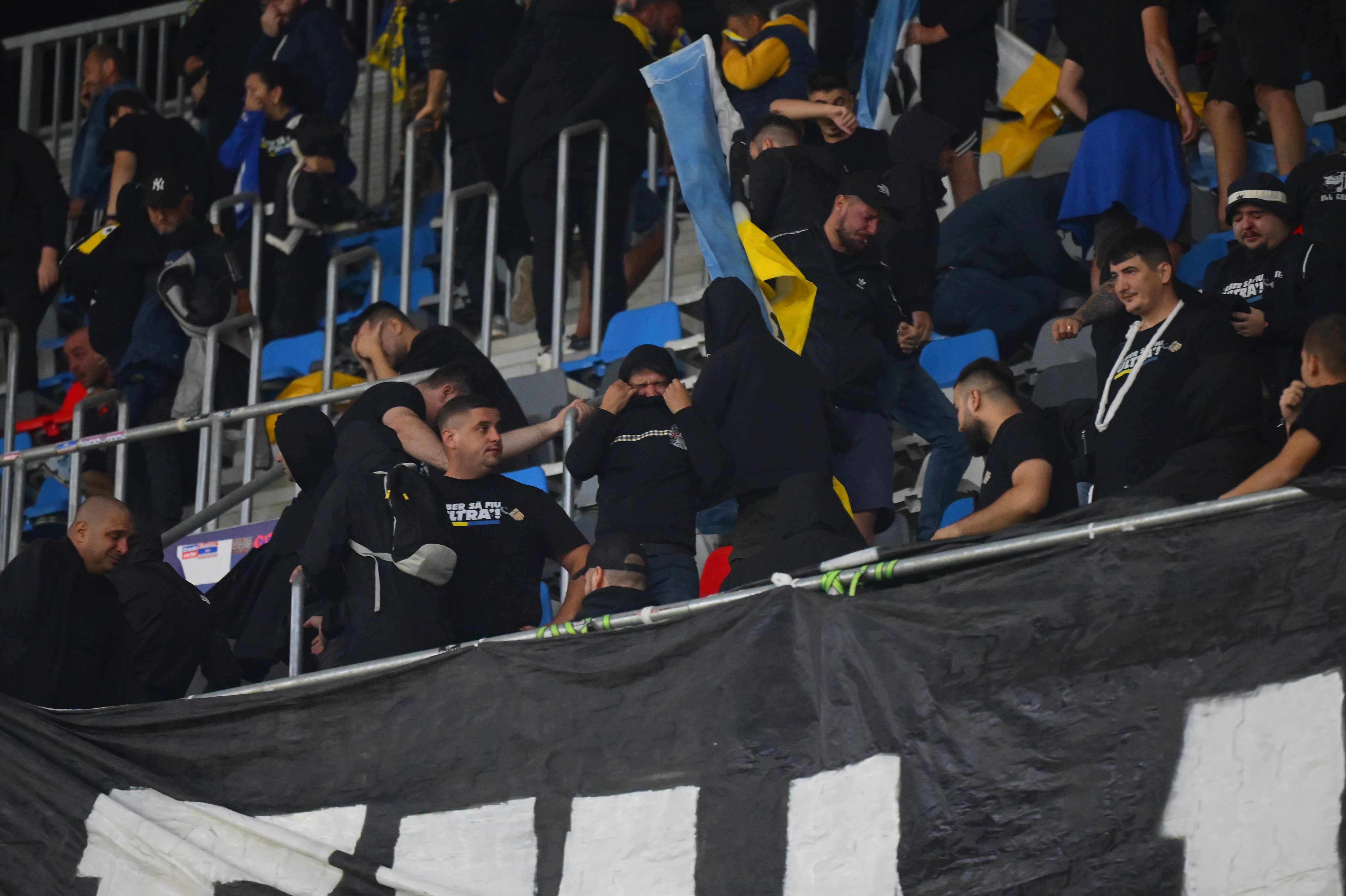 Jandarmerie - gaze lacrimogene în galeria Petrolului FOTO Raed Krishan / GOLAZO.ro