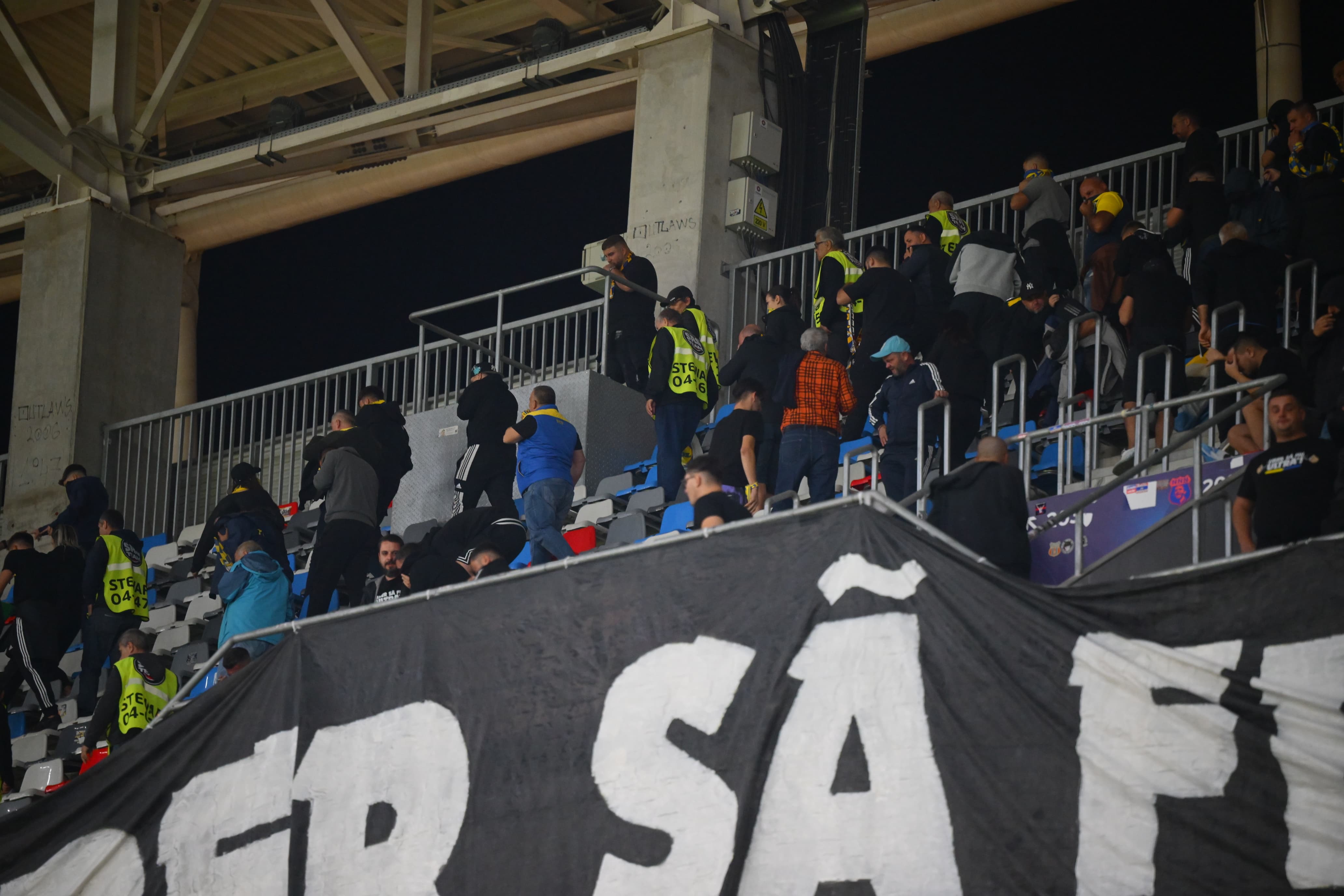 Jandarmerie - gaze lacrimogene în galeria Petrolului FOTO Raed Krishan / GOLAZO.ro