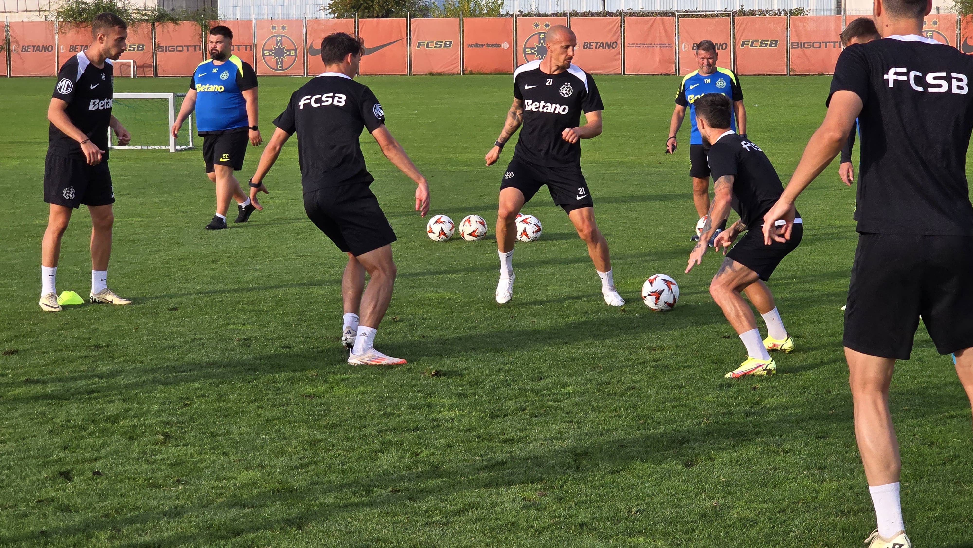 Antrenamentul FCSB înaintea jocului cu RFS Fotografii: Theodor Jumătate