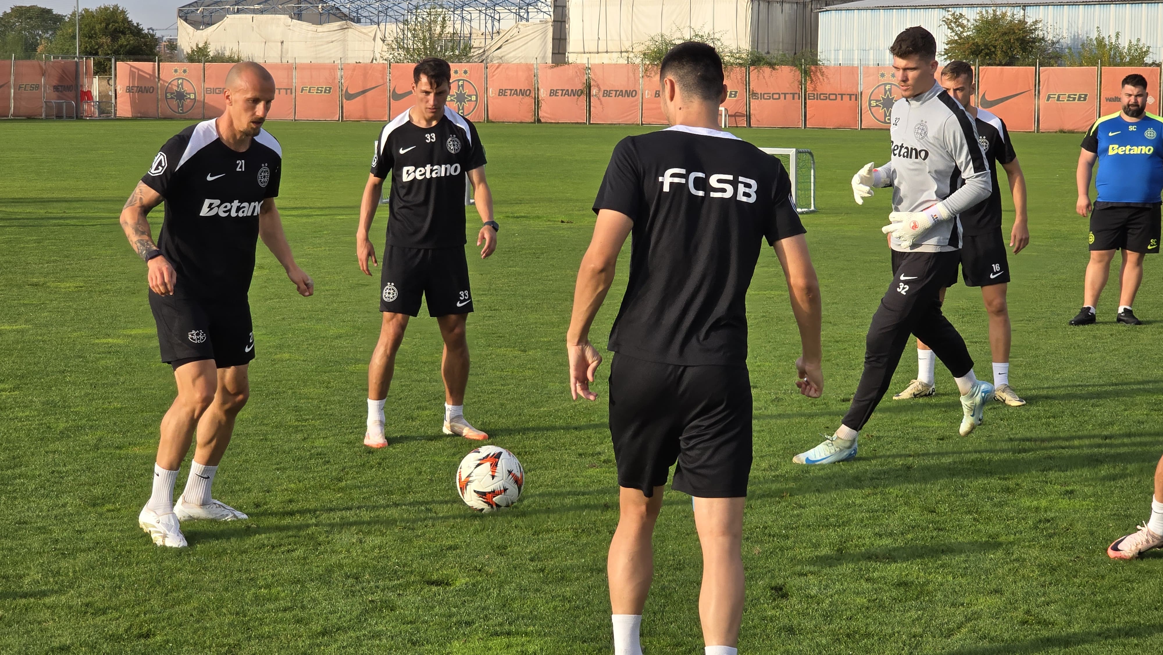 Antrenamentul FCSB înaintea jocului cu RFS Fotografii: Theodor Jumătate