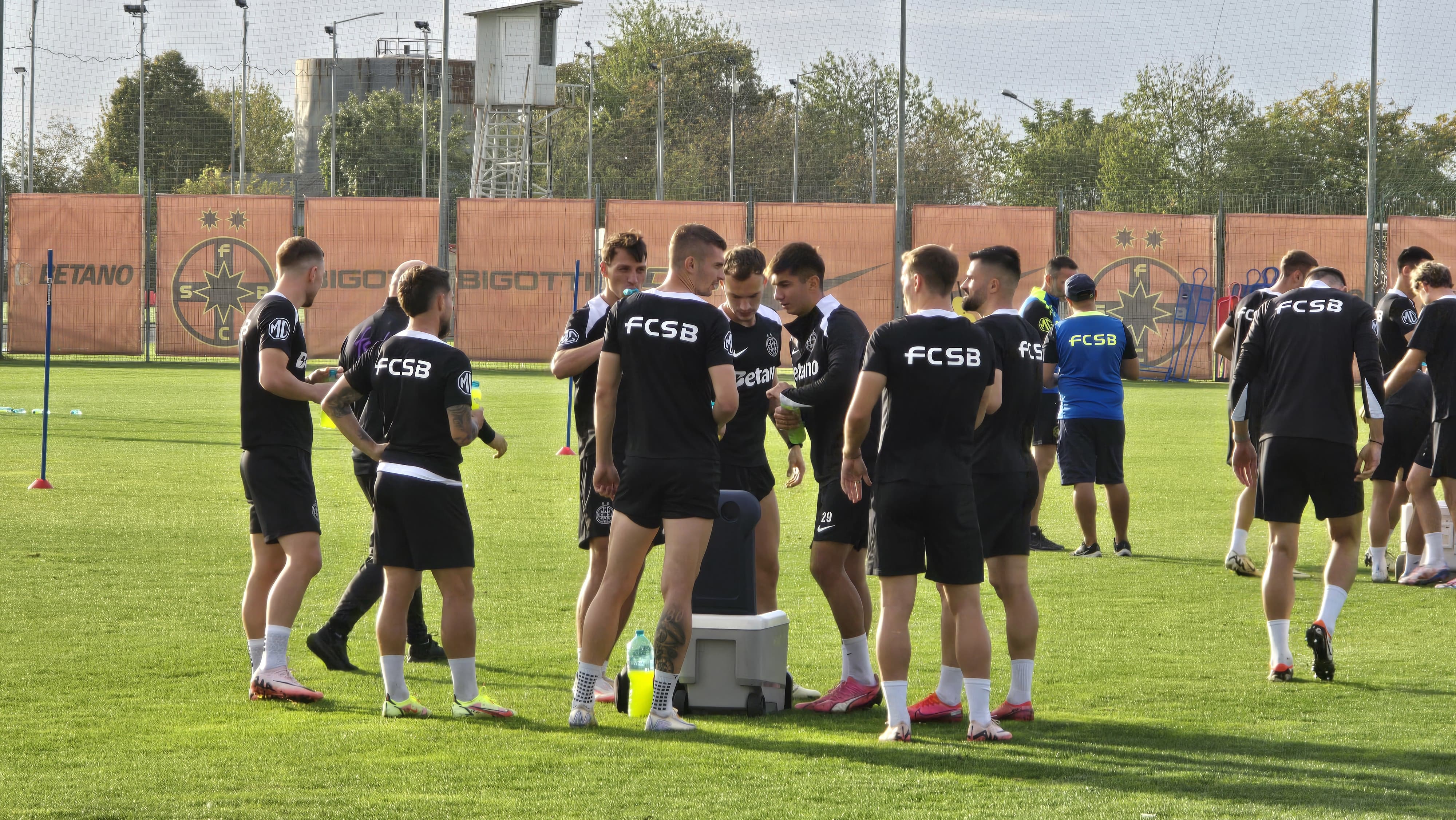 Antrenamentul FCSB înaintea jocului cu RFS Fotografii: Theodor Jumătate