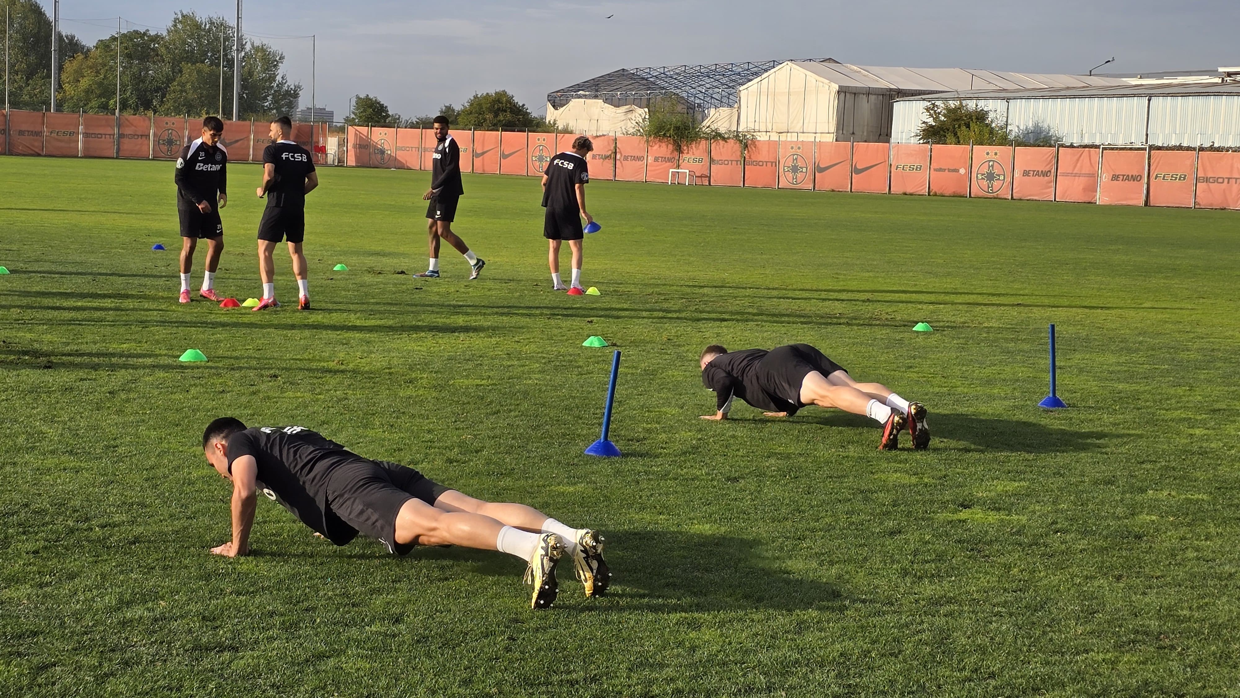 Antrenamentul FCSB înaintea jocului cu RFS Fotografii: Theodor Jumătate