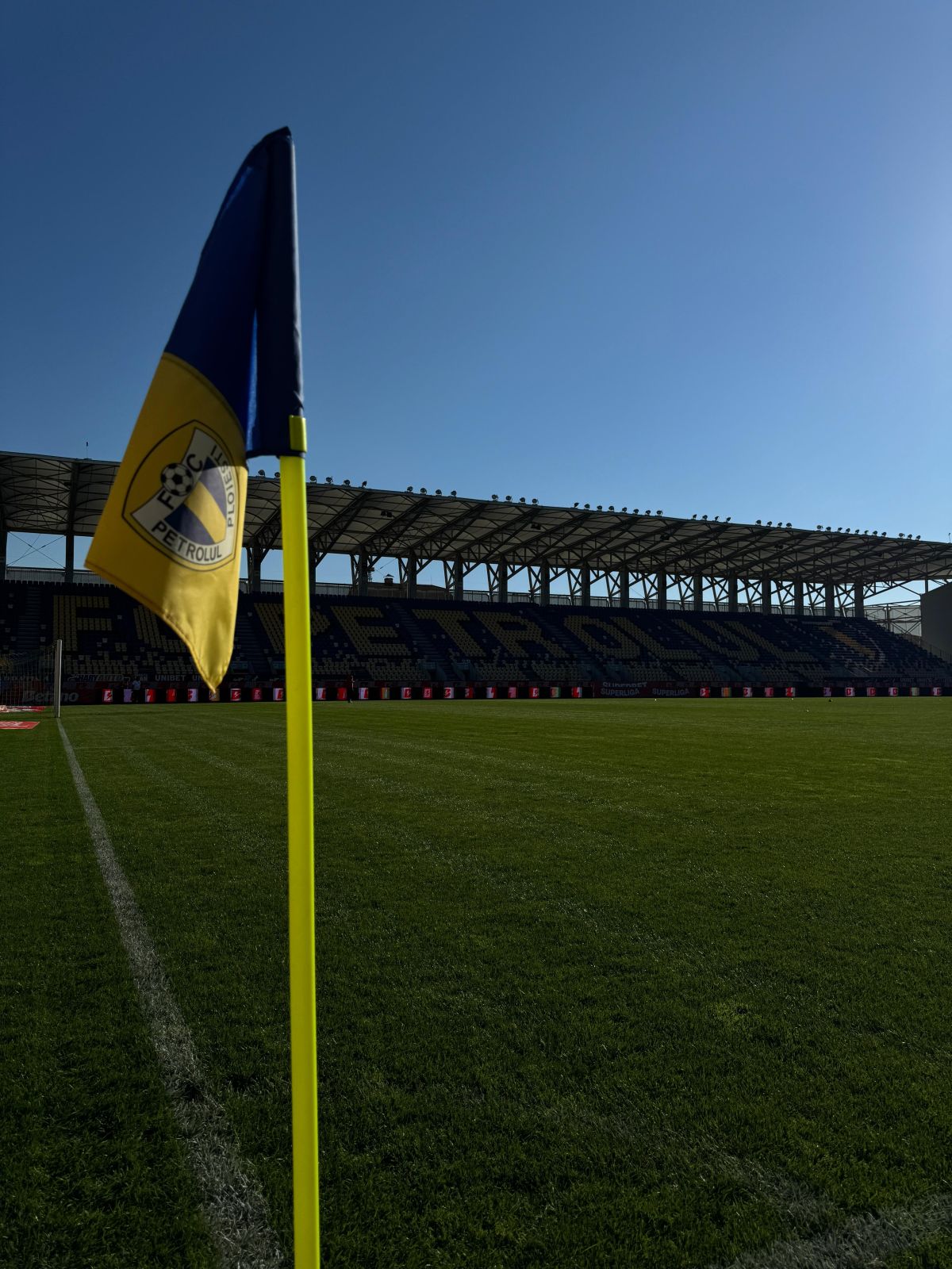 Gazonul de pe Ilie Oană înainte de Petrolul - Hermannstadt (2).jpg