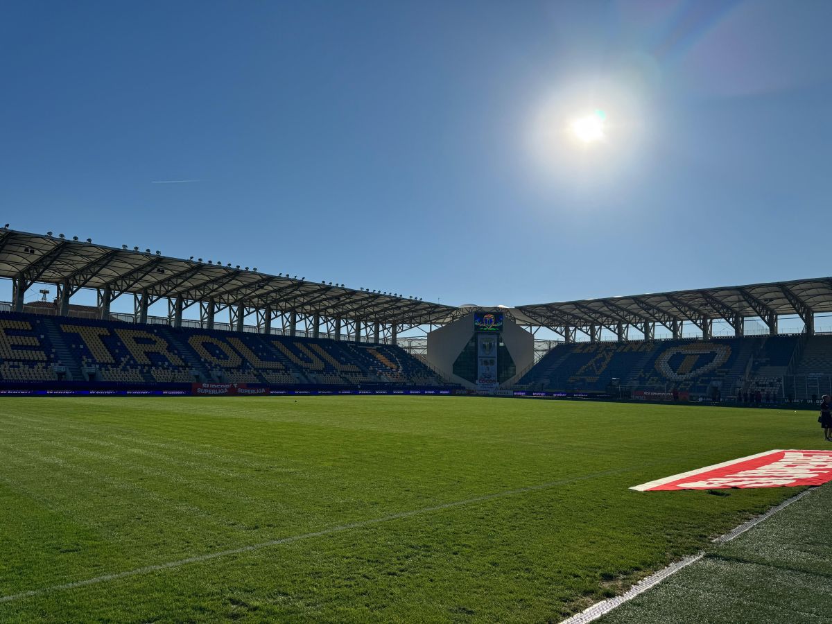 Gazonul de pe Ilie Oană înainte de Petrolul - Hermannstadt (6).jpg