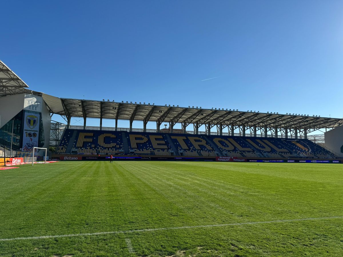 Gazonul de pe Ilie Oană înainte de Petrolul - Hermannstadt (9).jpg