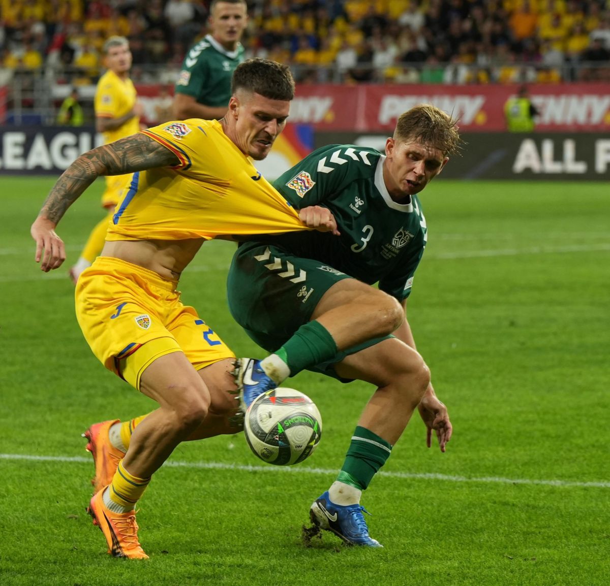 Dennis Man, duel dur la România - Lituania (3-1) Foto: GOLAZO.ro