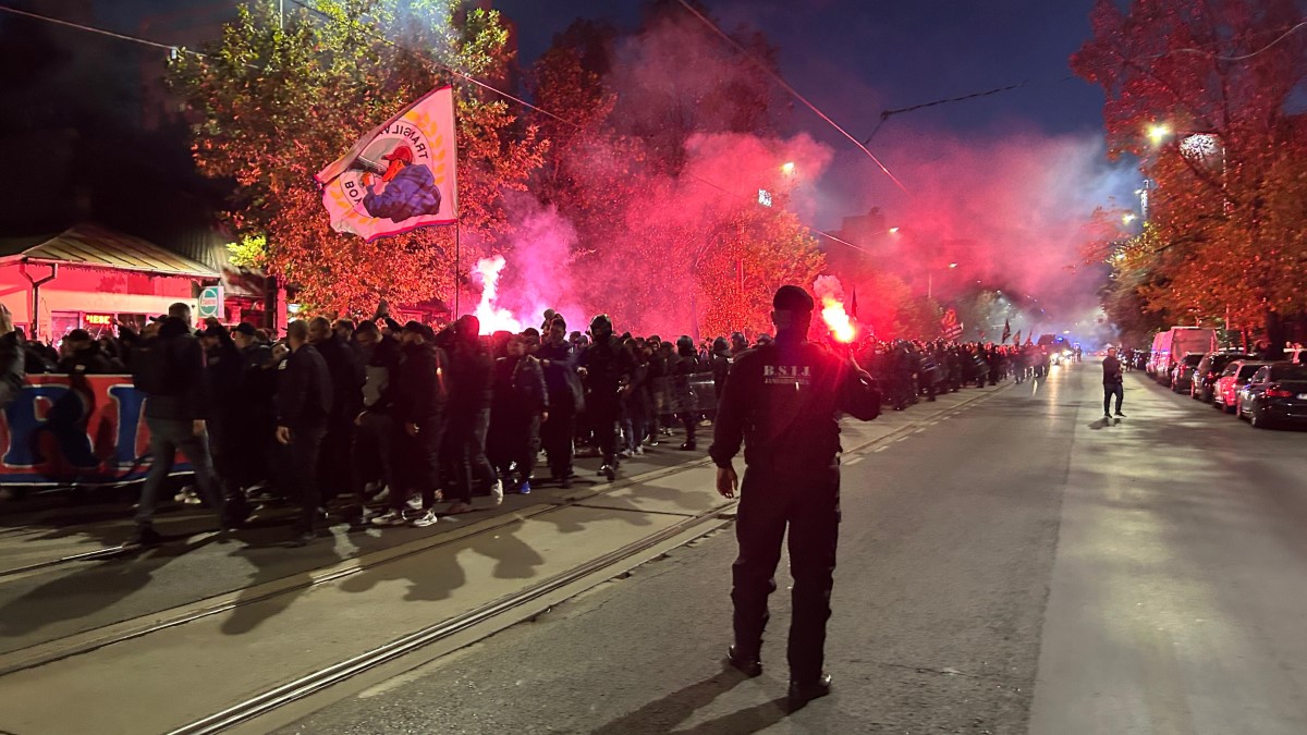 Dinamo - FCSB: fanii campioanei, corteo spre Arena Națională. Foto: Iosif Popescu