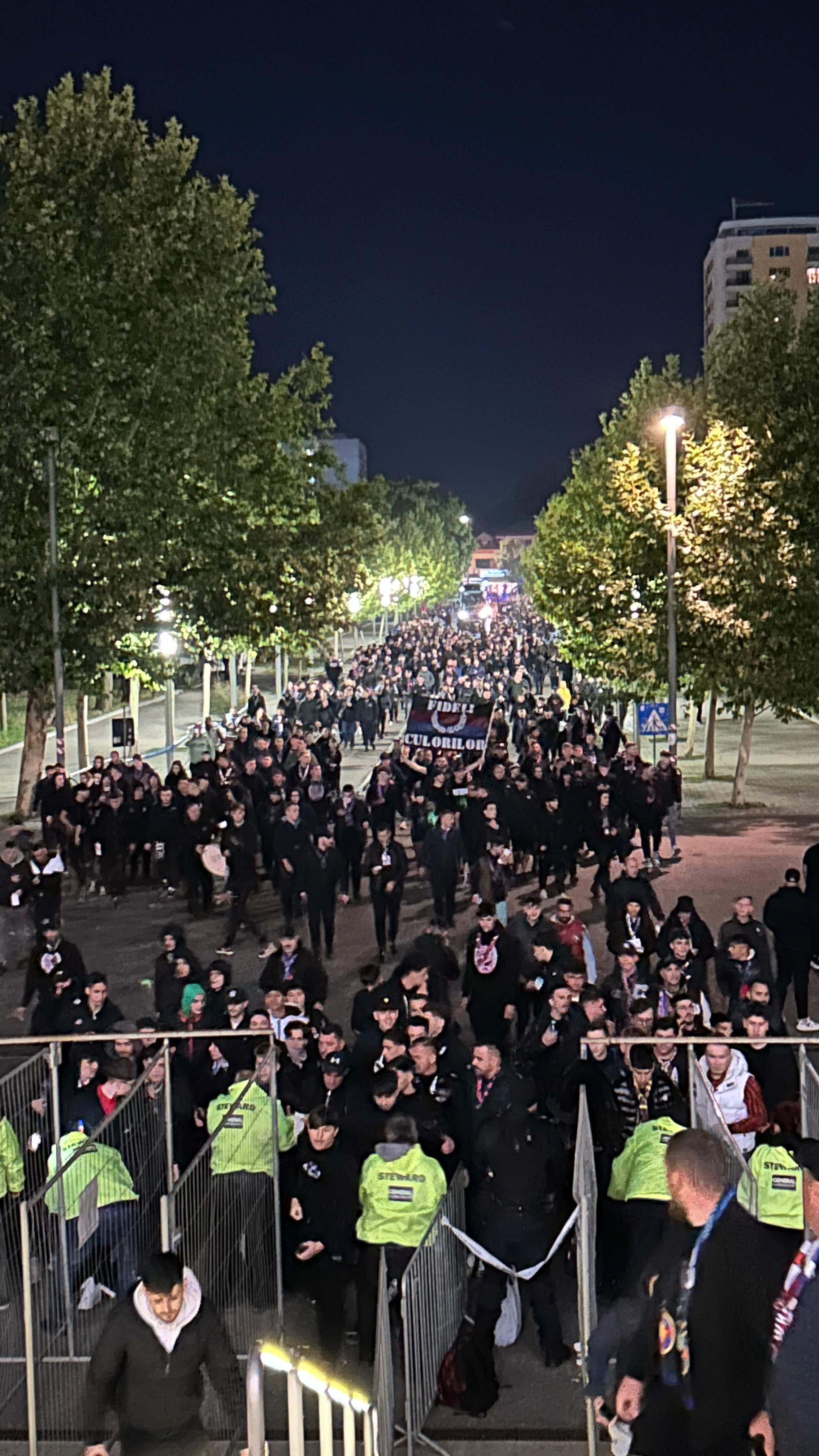 Dinamo - FCSB: fanii campioanei, corteo spre Arena Națională. Foto: Iosif Popescu