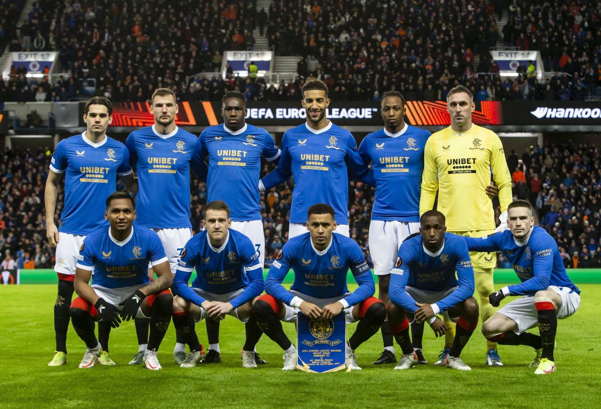 Ianis Hagi (sus, primul din stânga) și Ryan Kent (jos, primul din dreapta), titulari la Rangers. Morelos era în fața lui Ianis Foto: Imago