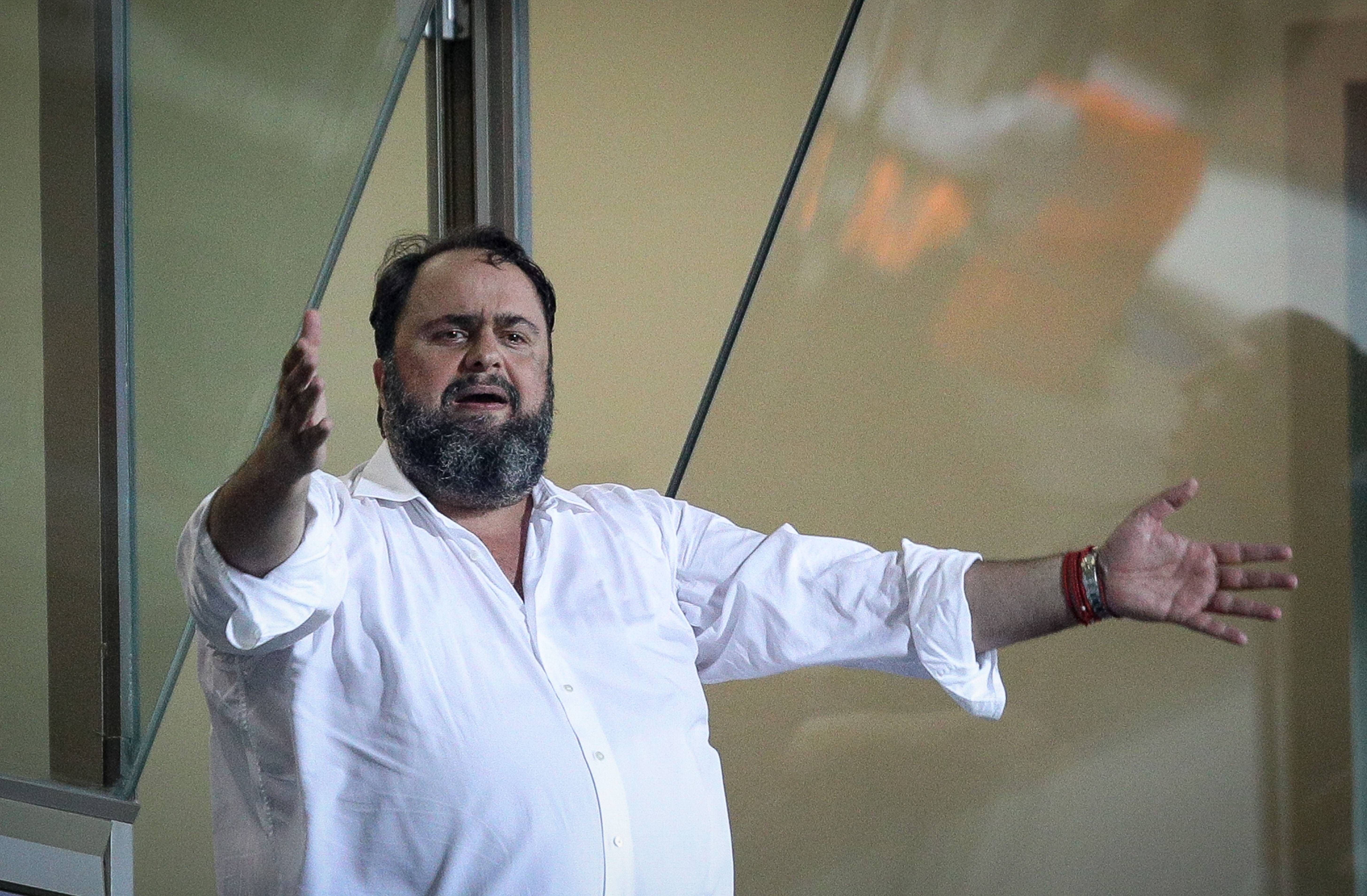 Marinakis, băiat rău  Patronul adversarei lui FCSB din Europa, suspendat după ce  a scuipat spre arbitru : „Din cauza trabucului”