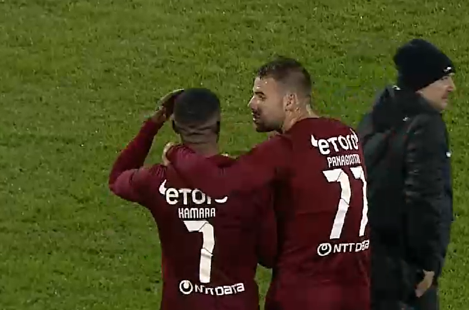 Conflict intre Panagiotis Tachtsidis si Mohammed Kamara. FOTO: captură DigiSport