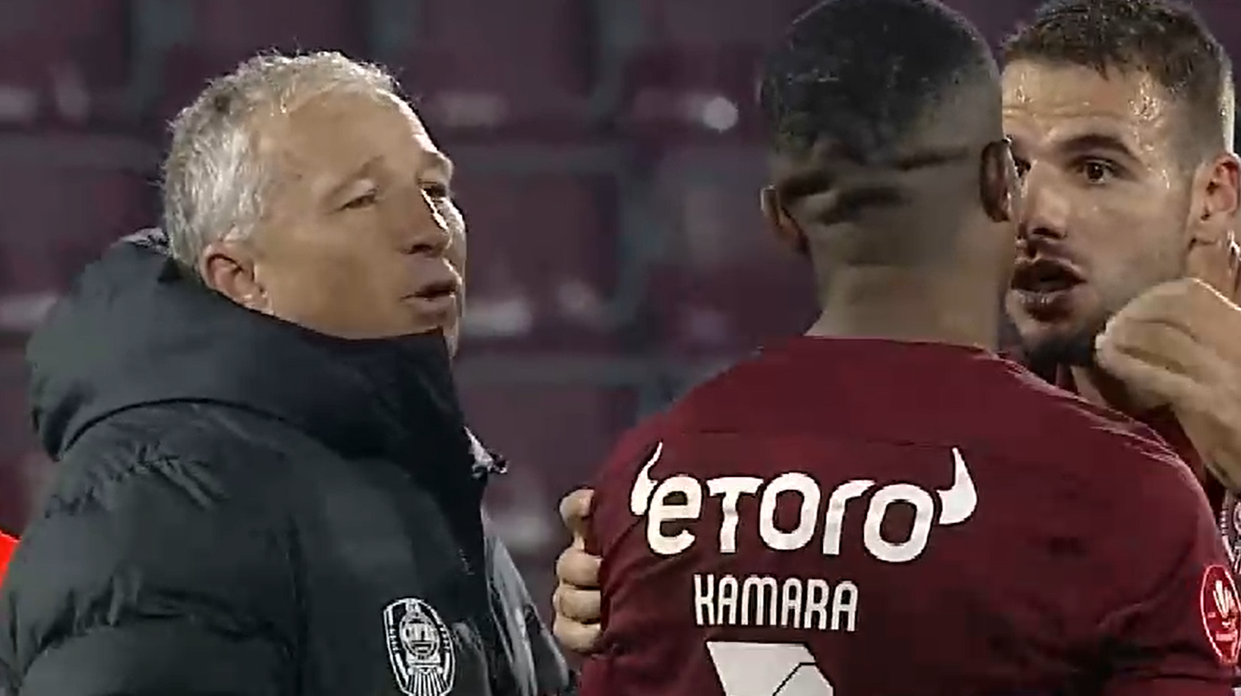 Conflict intre Panagiotis Tachtsidis si Mohammed Kamara. FOTO: captură DigiSport