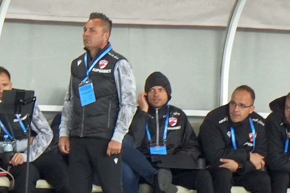 Dinamo - UTA. Cum comunică Zeljko Kopic, suspendat, cu banca alb-roșiilor (foto: Vlad Nedelea/GOLAZO.ro)