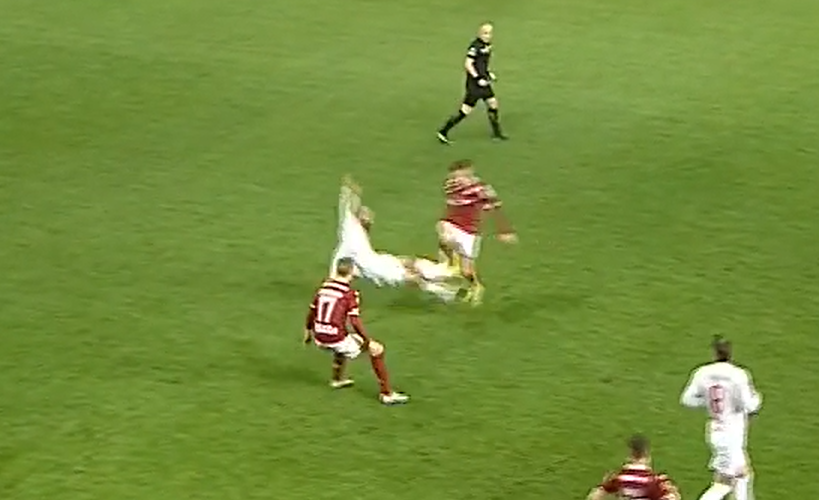Vahid Selimovic, fault brutal asupra lui Jakub Hromada. FOTO: captură Prima Sport