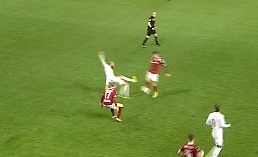 Vahid Selimovic, fault brutal asupra lui Jakub Hromada. FOTO: captură Prima Sport