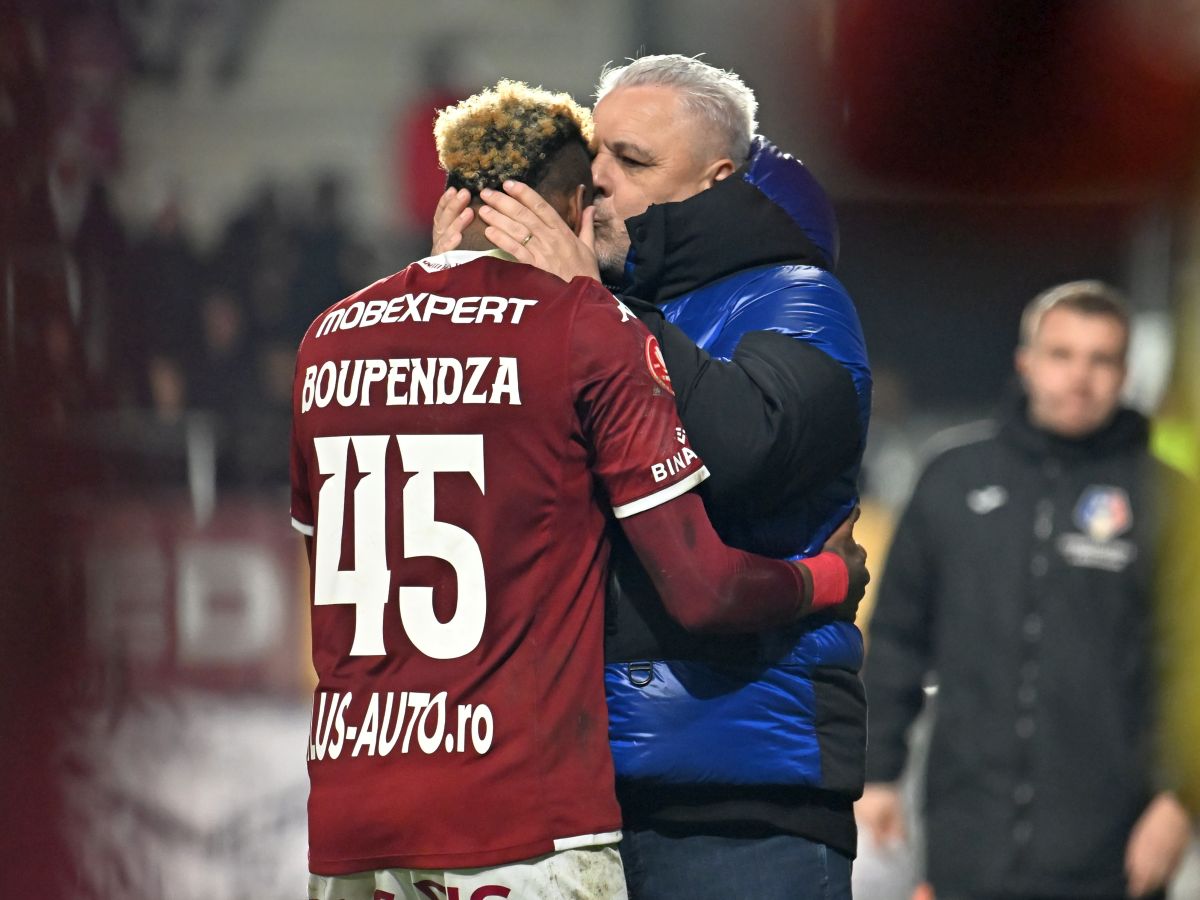 Aaron Boupendza și Marius Șumudică (foto: Sportpictures)