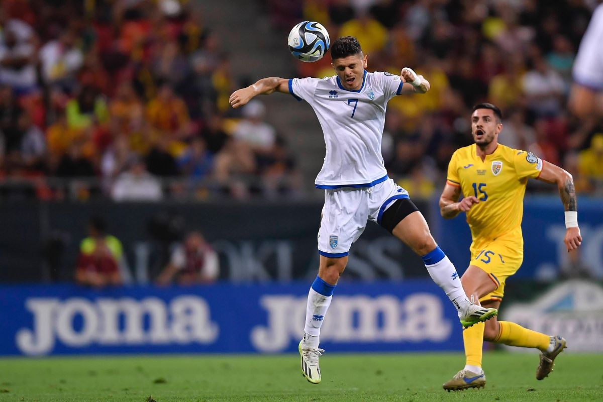 Milot Rashica, în duel cu Andrei Burcă Foto: Imago