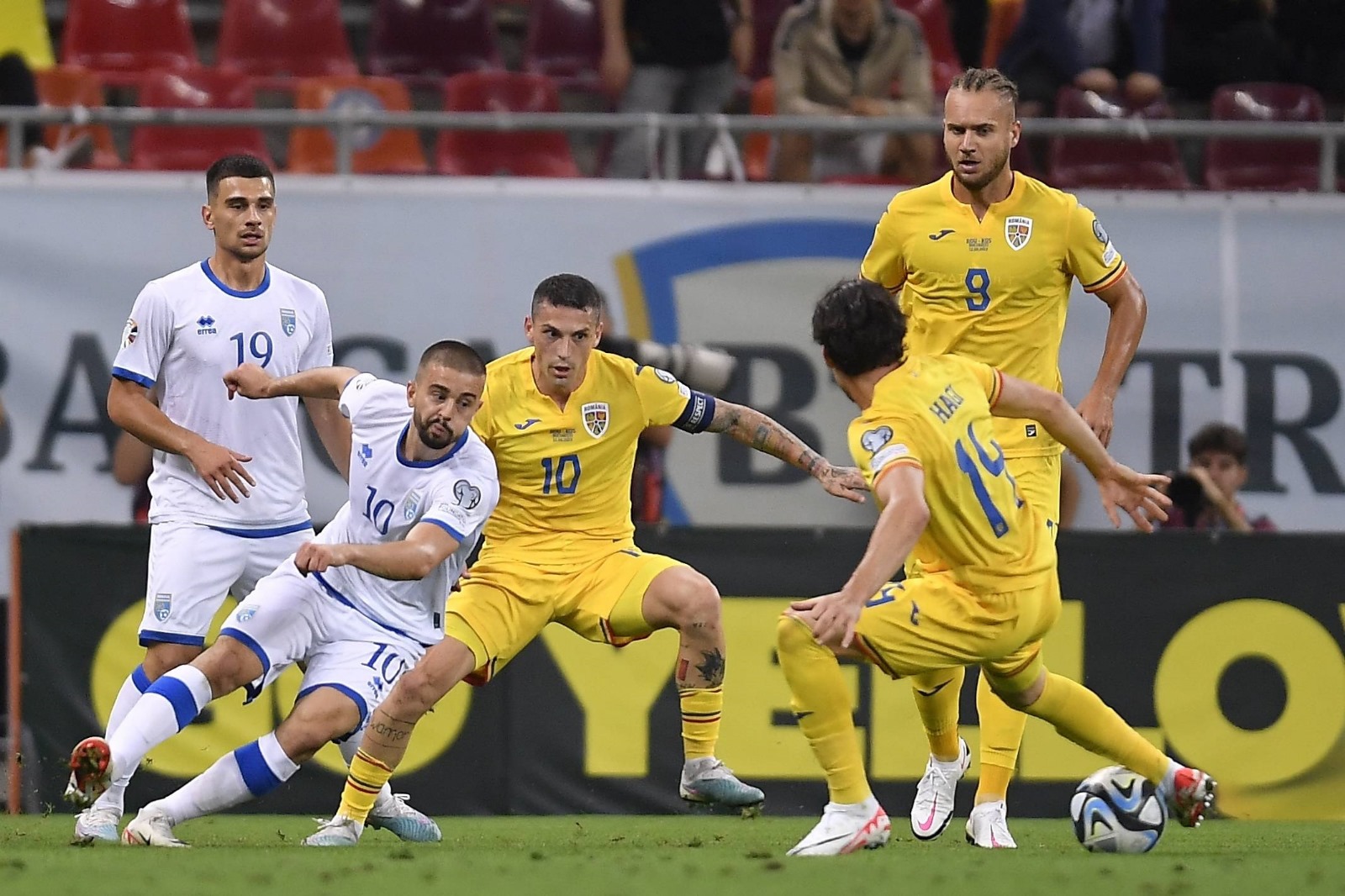 Zhegrova, în duel cu Stanciu anul trecut, pe Arena Națională, la 2-0 pentru „tricolori” Foto: Imago