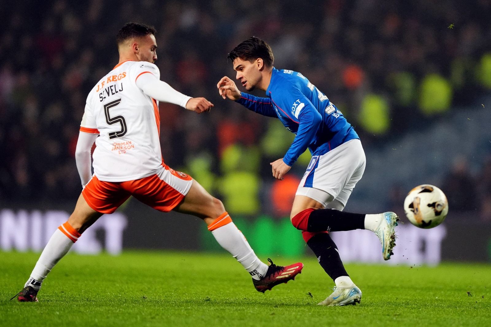 O deviere cu exteriorul a lui Hagi în timpul meciului cu Dundee United Foto: Imago