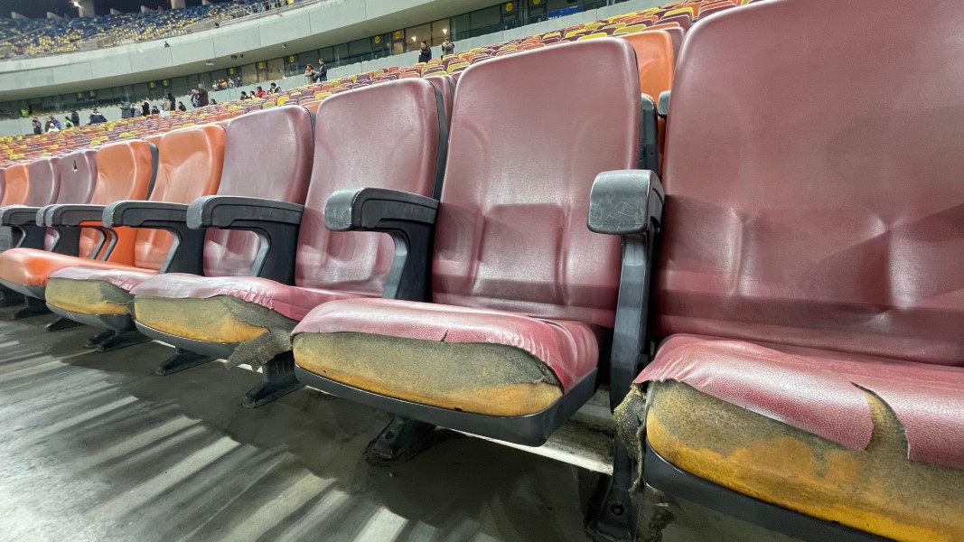 Fotoliile din zona VIP a Arenei Naționale arată jalnic.jpeg/Foto:GOLAZO.ro