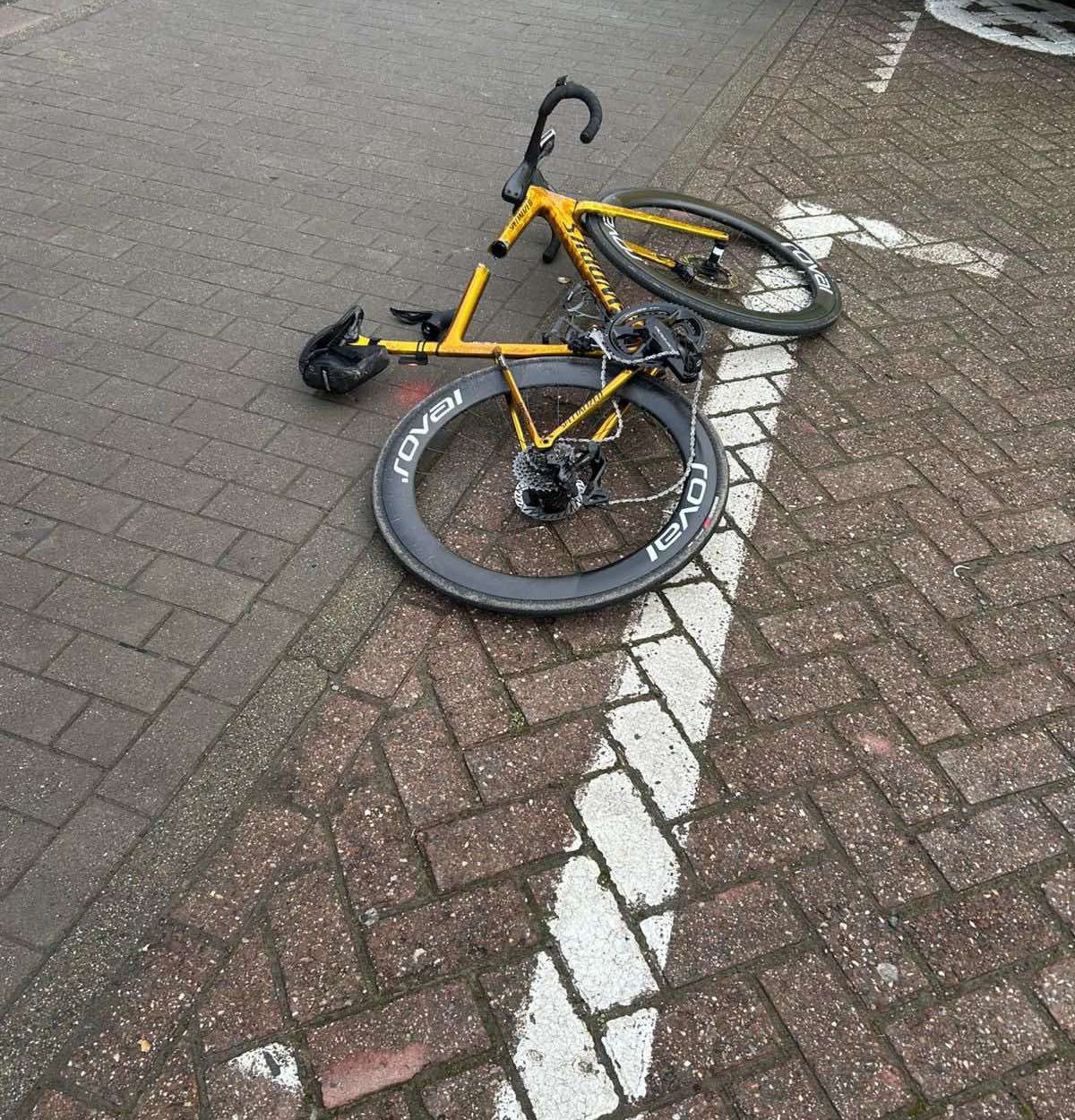 Bicicleta lui Evenepoel, ruptă după impact Foto: X