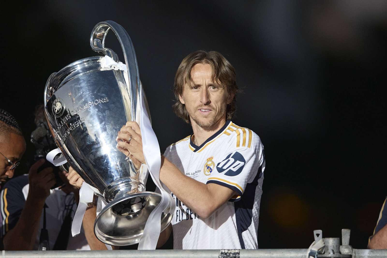 Luka Modric, alături de cel de-al 6-lea trofeu Champions League câștigat cu Real Madrid (FOTO:Imago)